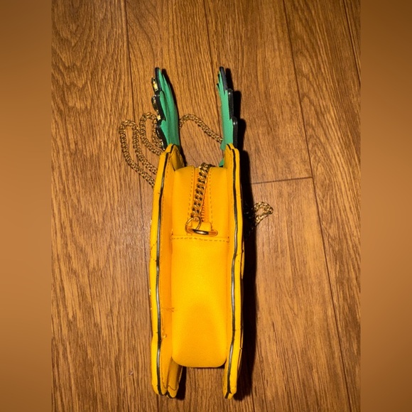 😍 Pineapple 💎JEWELS 💎 Crossbody Purse! HTF - Picture 7 of 9